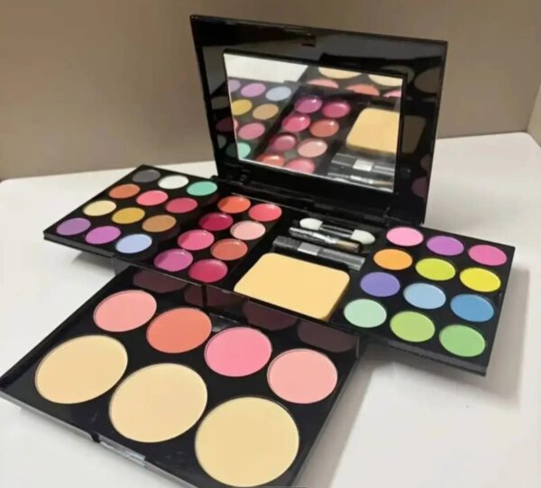 Kombinovana paleta za šminku